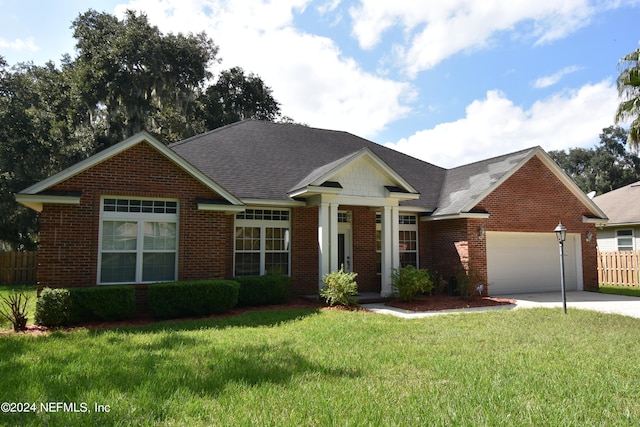 view of front of property featuring a front yard