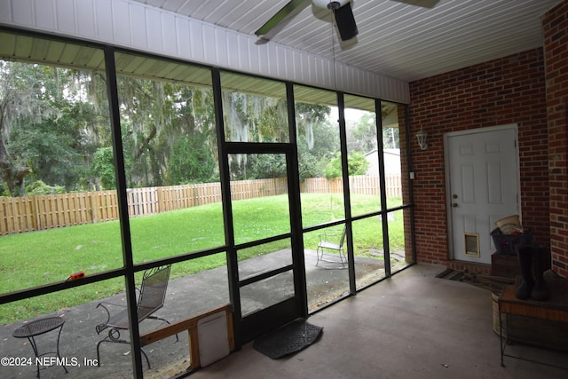 sunroom with ceiling fan