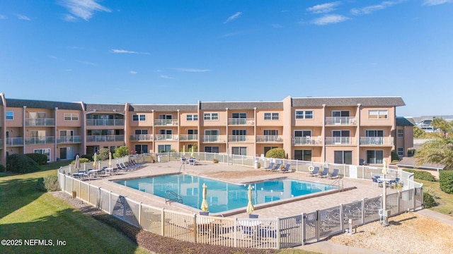 view of swimming pool