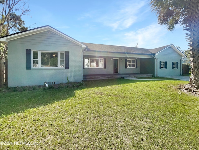 ranch-style home featuring a front lawn