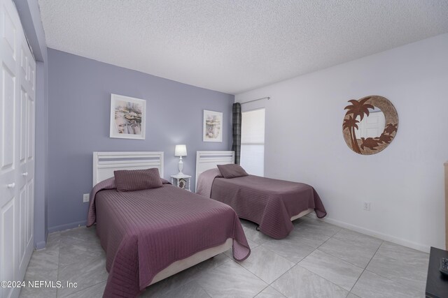 bedroom featuring a textured ceiling and a closet