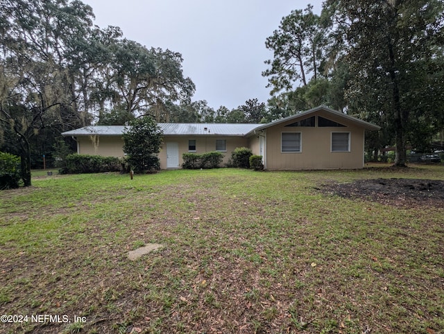 view of front of property featuring a front yard