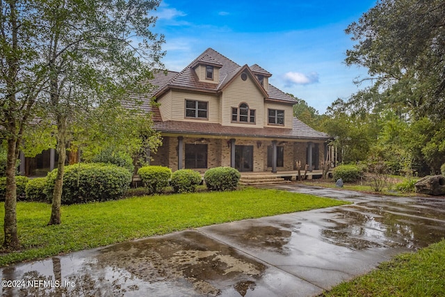 view of front facade with a front yard