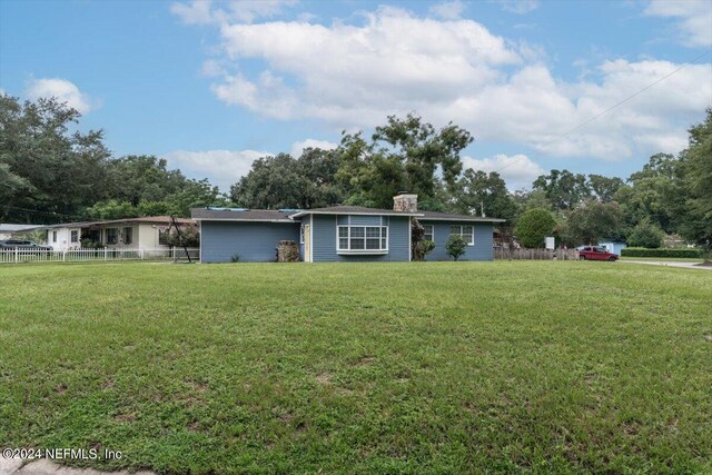 ranch-style home featuring a front yard