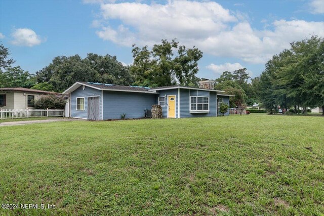 single story home featuring a front lawn