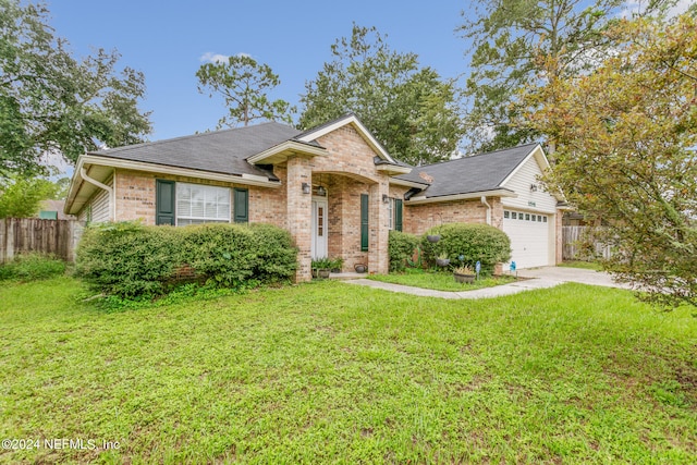 view of front of home featuring a front yard and a garage