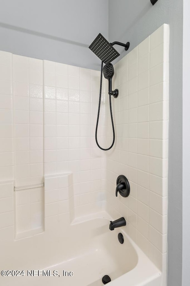 bathroom featuring tiled shower / bath combo