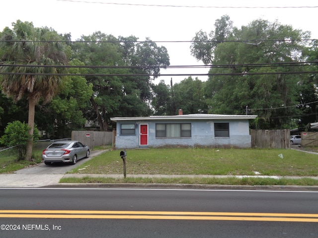 view of front of house featuring a front lawn