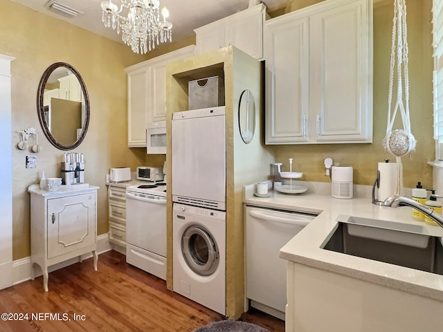 washroom with a notable chandelier, sink, stacked washer / drying machine, and dark hardwood / wood-style flooring