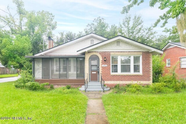 view of front of home featuring a front yard