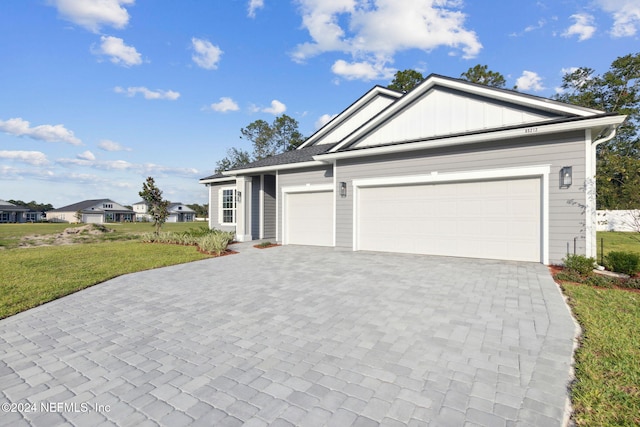 view of front facade featuring a front lawn and a garage