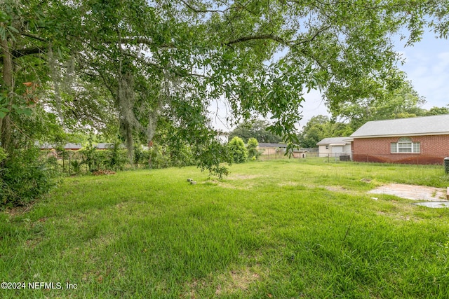 5246 Devron Dr, Jacksonville, FL 32209 - view of yard featuring fence