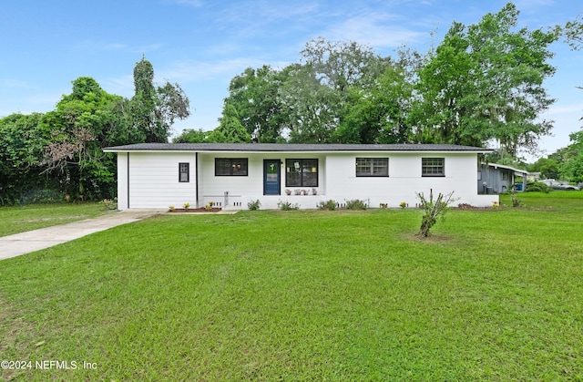 ranch-style home featuring a front lawn