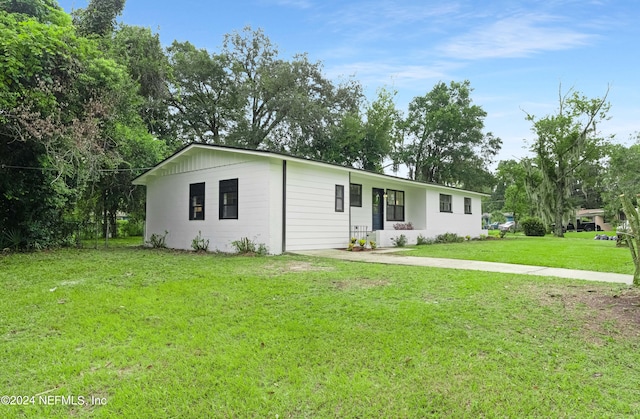 single story home featuring a front yard