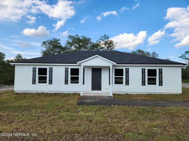 single story home featuring a front lawn