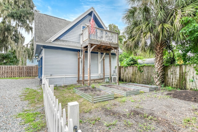 view of front facade featuring a wooden deck