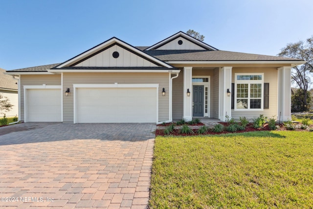 view of front facade featuring a front yard and a garage