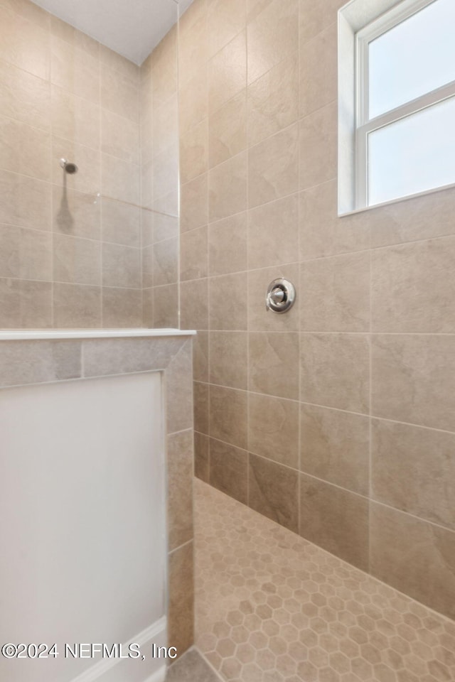 bathroom featuring a tile shower