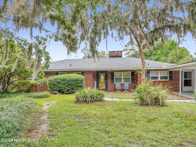 single story home featuring a front lawn