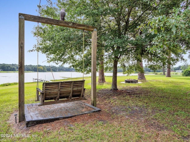 view of yard featuring a water view