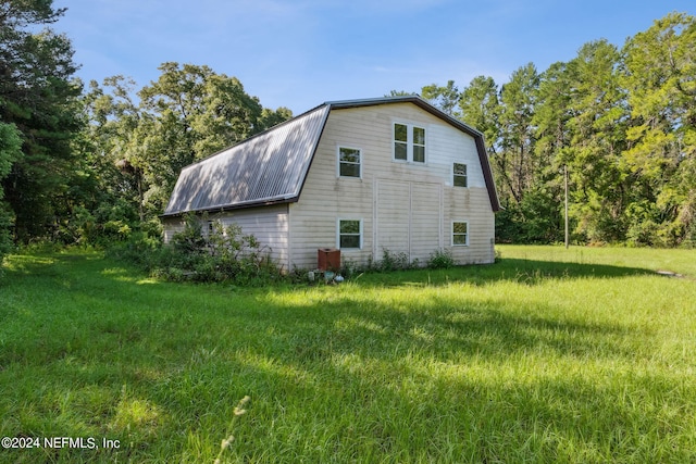 view of side of property featuring a yard