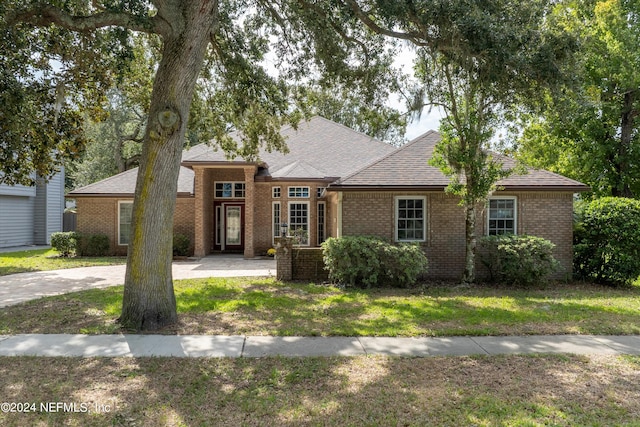 view of front of home featuring a front lawn