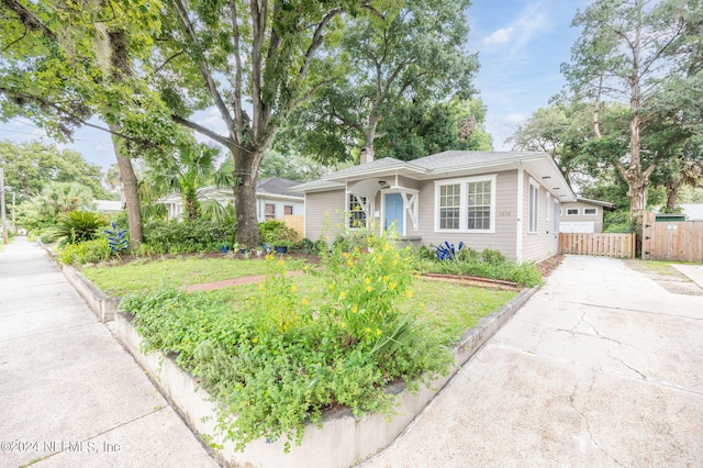 ranch-style home featuring a front yard