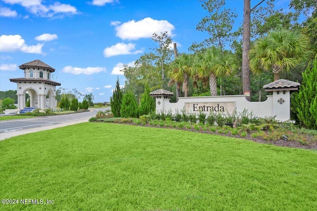 community sign featuring a yard