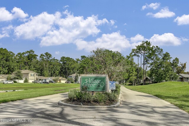 view of home's community featuring a yard