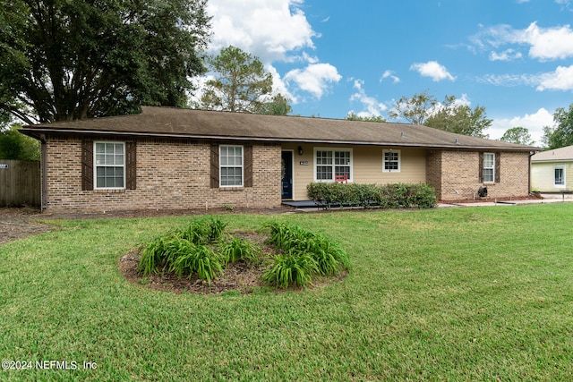 ranch-style home featuring a front lawn