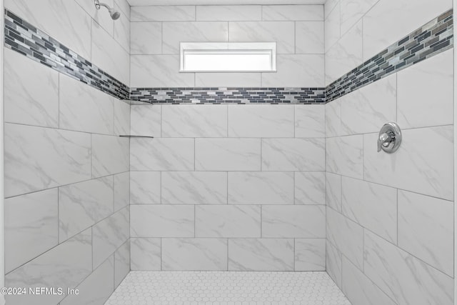 bathroom featuring tiled shower