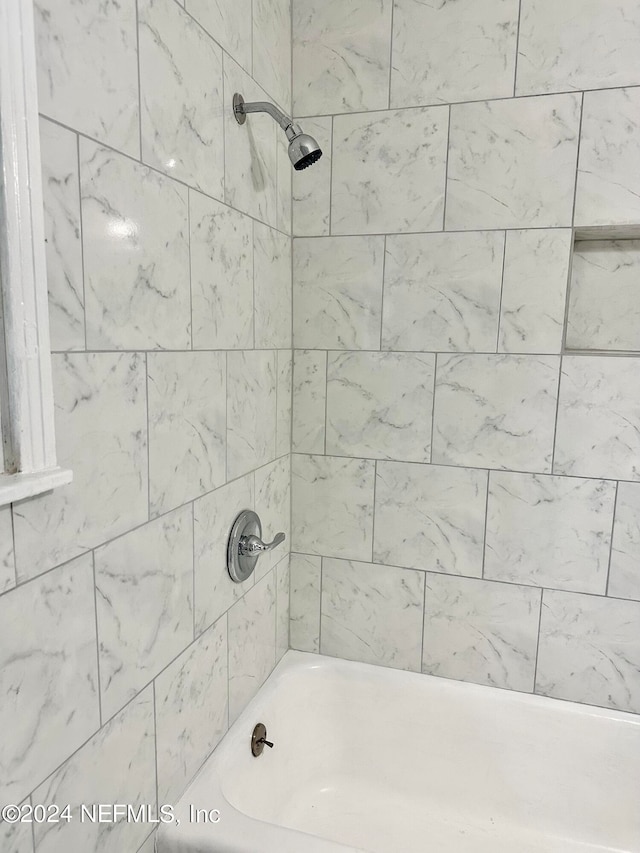 bathroom with tiled shower / bath