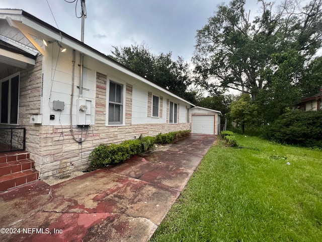 view of side of property featuring a yard