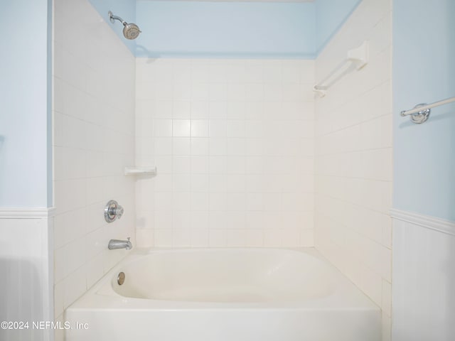 bathroom with tiled shower / bath combo