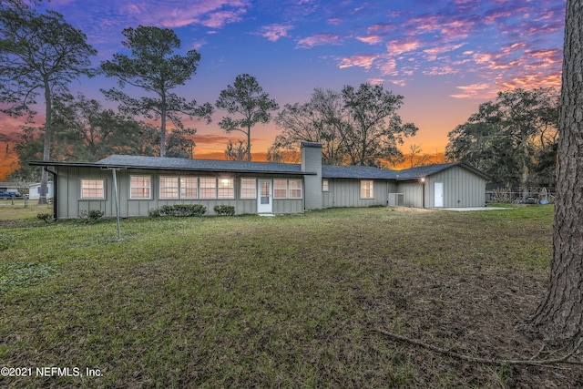 view of front of property featuring a lawn