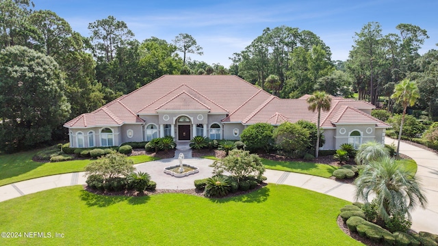 view of front of home featuring a front lawn