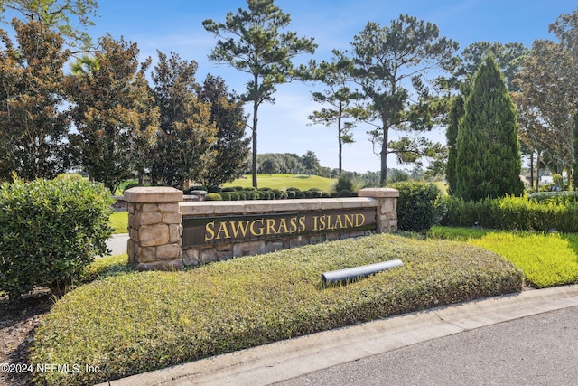 community sign with a yard