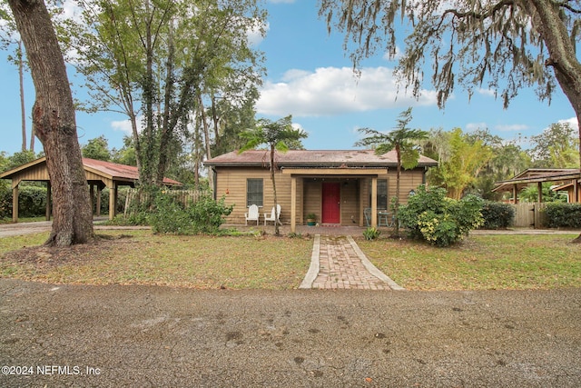 view of front of home featuring covered porch and a front lawn