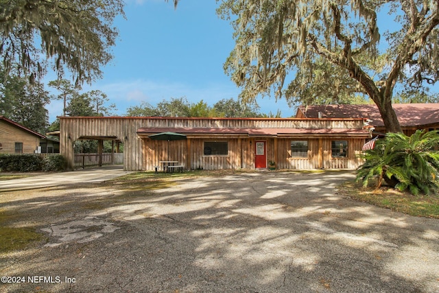 view of front of property featuring driveway