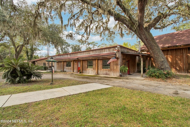 view of front of house featuring driveway and a front lawn