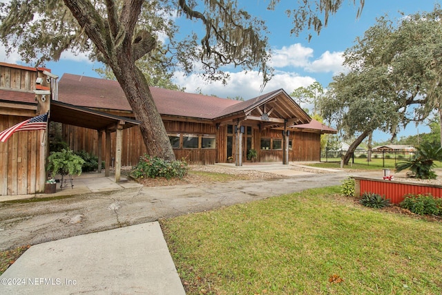 view of front of house featuring a front lawn and fence