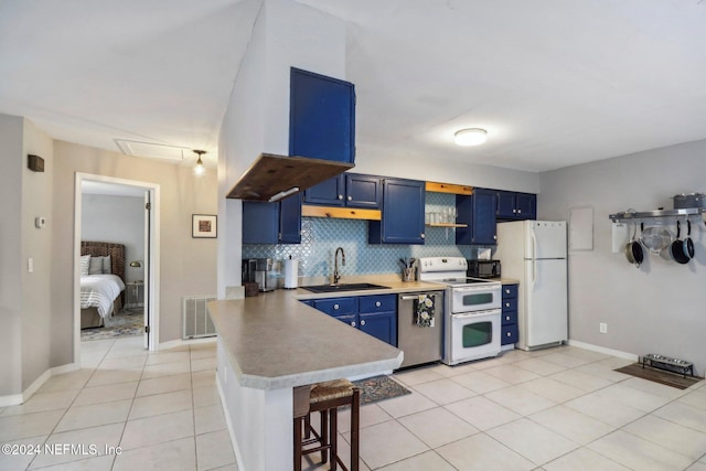 kitchen featuring blue cabinets, white appliances, a sink, visible vents, and decorative backsplash