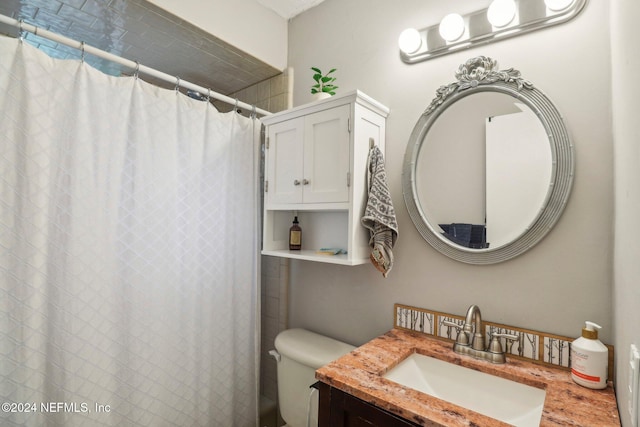 full bath featuring toilet, curtained shower, and vanity