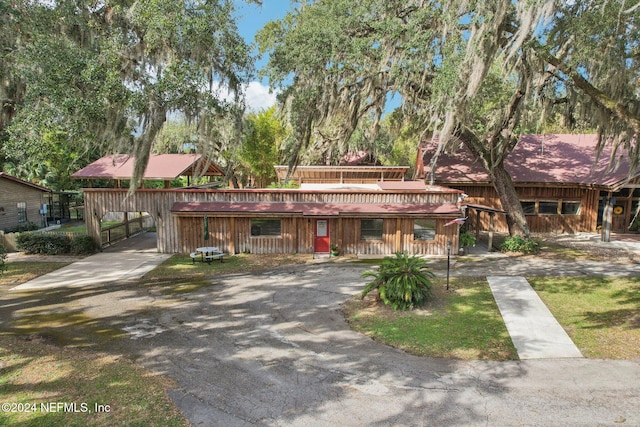 view of front of house with driveway