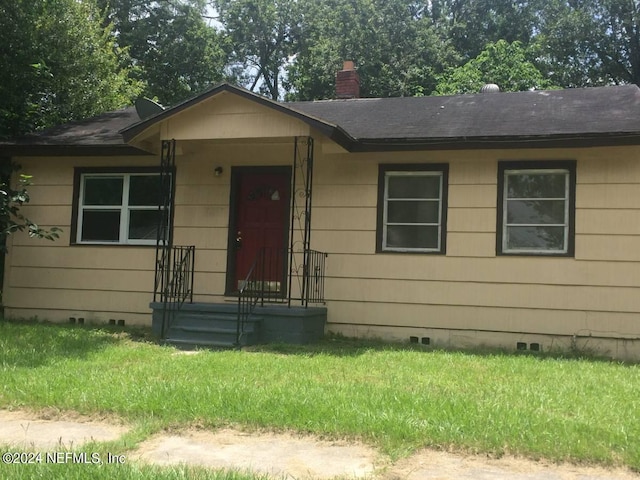 view of front of home with a front lawn