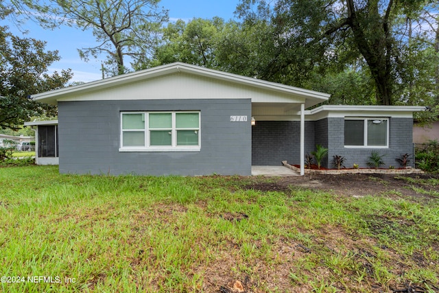 ranch-style home with a front yard