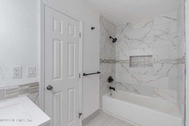 bathroom with tiled shower / bath