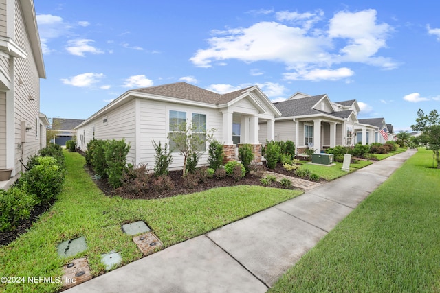 view of front facade with a front yard