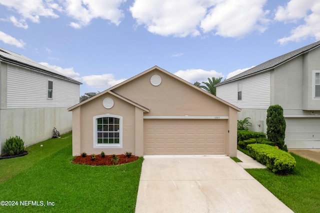 view of front facade featuring a front lawn