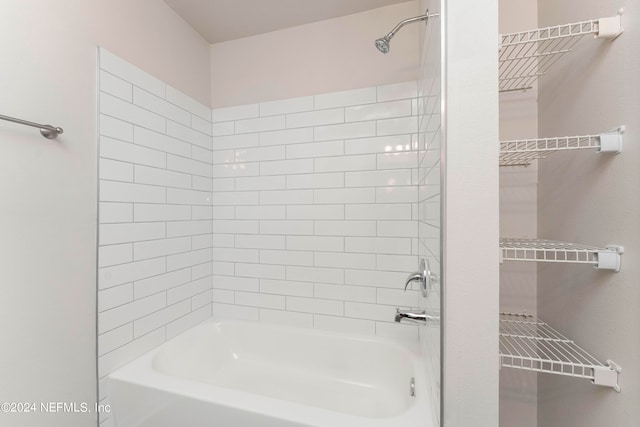 bathroom featuring tiled shower / bath combo